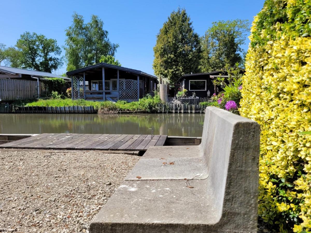 Rustig Gelegen Chalet Solvo Met Terras Aan Het Water Geel Εξωτερικό φωτογραφία